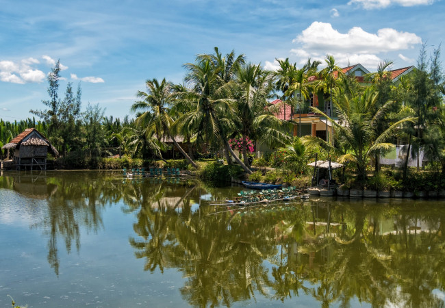Обои картинки фото вьетнам, природа, тропики, здания, лодка, пальмы, облака