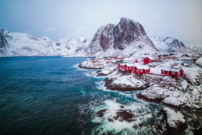 Обои картинки фото города, лофотенские острова , норвегия, горы, фьорд, дома, снег, зима