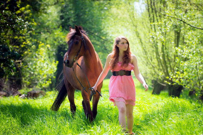 Обои картинки фото девушки, - рыжеволосые и разноцветные, луг, рыжие, волосы, лошадь, розовое, платье