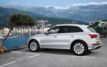 обоя audi q5 hybrid, автомобили, audi, белый, парковка, озеро, город, горы