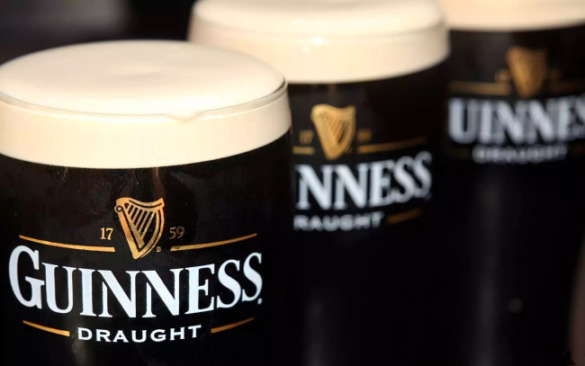 Обои картинки фото бренды, guinness, пиво, бокалы