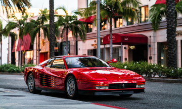 обоя ferrari testarossa, автомобили, ferrari, красный, улица, город, здания, пальмы