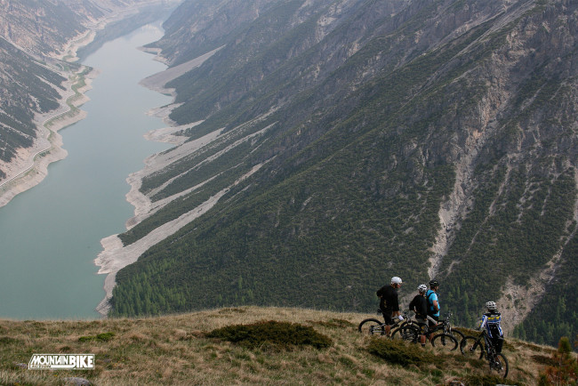 Обои картинки фото спорт, велоспорт, озеро, велосипед, горы