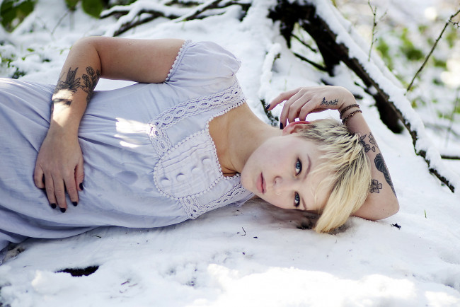 Обои картинки фото -Unsort Блондинки, девушки, unsort, блондинки, тату, снег