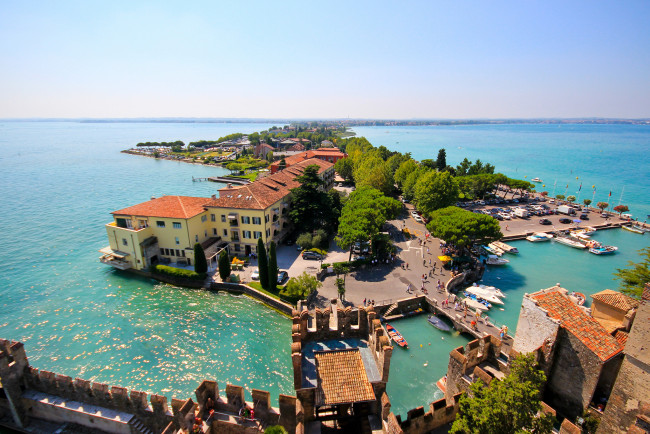 Обои картинки фото sirmione, italy, города, пейзажи, lake, garda, италия, lombardy, остров, озеро, гарда, ломбардия, сирмионе