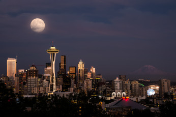 Картинка города сиэтл+ сша небо огни ночь дома здания космическая игла space needle башня сиэттл город луна небоскрёбы