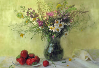 Картинка еда клубника +земляника натюрморт букет лето василек кувшин люпин ромашки ягоды