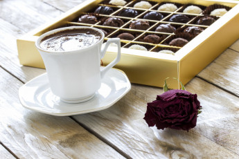 Картинка еда кофе +кофейные+зёрна блюдце чашка коробка роза цветок конфеты