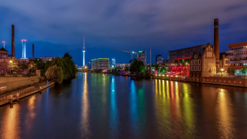 Картинка берлин города берлин+ германия трубы деревья фонари ночь здания водоем набережная