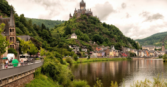 Обои картинки фото германия, города, замки германии, деревья, горы, здания, водоем, люди, растения