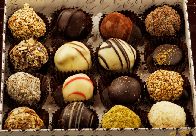 Обои картинки фото еда, конфеты,  шоколад,  сладости, коробка, орех, шоколад
