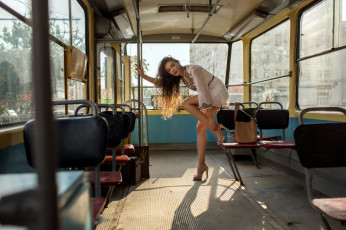 Картинка девушки -+брюнетки +шатенки шатенка платье автобус