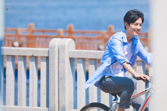 обоя мужчины, xiao zhan, актер, велосипед, забор