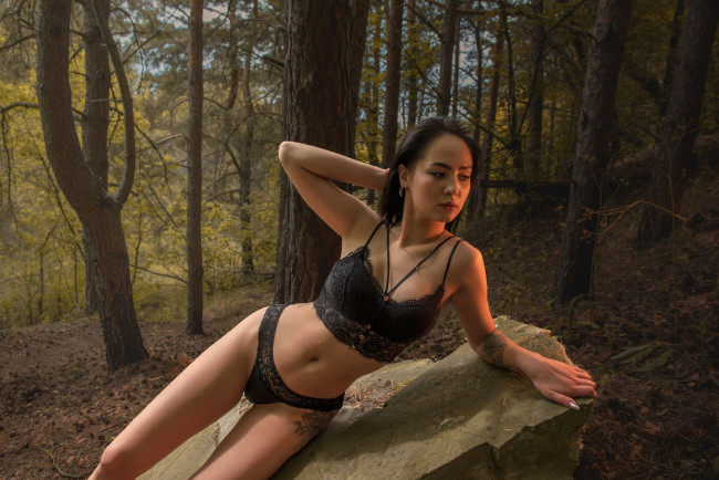 Обои картинки фото девушки, - азиатки, лес, камень, кружевное, черное, белье