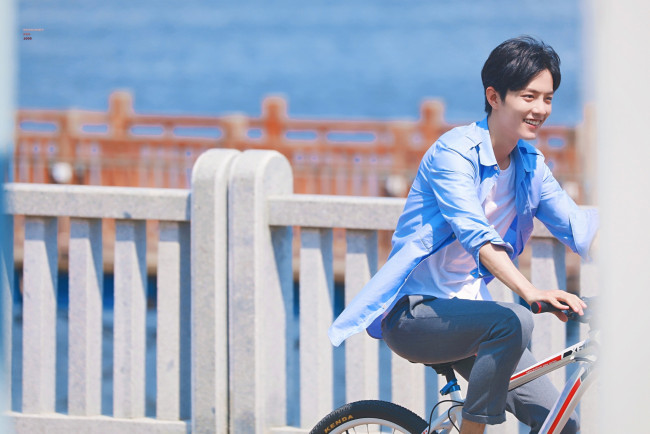 Обои картинки фото мужчины, xiao zhan, актер, велосипед, забор