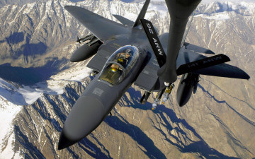 Картинка авиация боевые самолёты f-15e сас военный самолёт истребитель заправка небо земля горы полёт лётчик пилот кабина