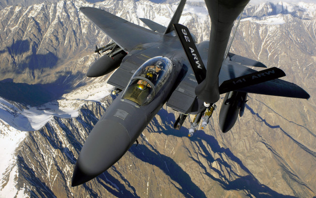 Обои картинки фото авиация, боевые, самолёты, f-15e, сас, военный, самолёт, истребитель, заправка, небо, земля, горы, полёт, лётчик, пилот, кабина