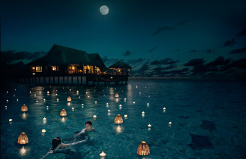 Картинка разное мужчина+женщина пара ночь вода фонарики романтика плавание