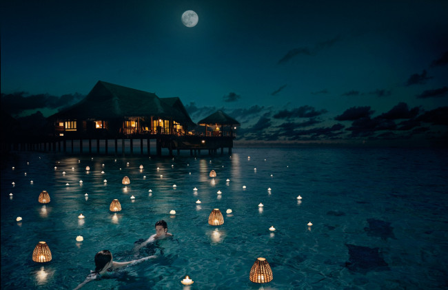 Обои картинки фото разное, мужчина женщина, пара, ночь, вода, фонарики, романтика, плавание