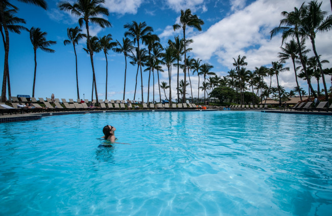 Обои картинки фото интерьер, бассейны, открытые, площадки, hawaii, гавайи, бассейн, пальмы