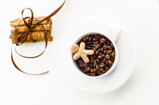 Обои картинки фото еда, кофе, кофейные, зёрна, чашка, зерна, человечек, корица