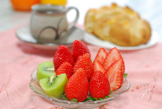 Обои картинки фото еда, фрукты, ягоды, клубника, киви