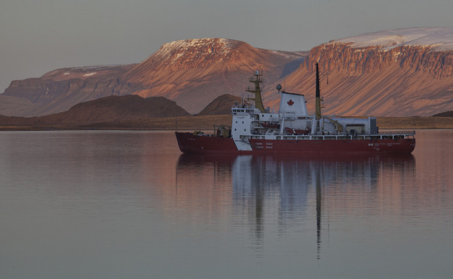 Обои картинки фото корабли, танкеры, море, горы, корабль, арктика, север, небо, природа