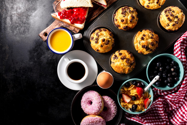Обои картинки фото еда, разное, кексы, кофе, пончики, хлопья, яйцо, завтрак, сладости, выпечка, бутерброды
