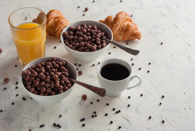 Обои картинки фото еда, мюсли,  хлопья, завтрак, сок, мед, круассан, шоколадные, шарики