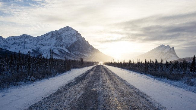 Обои картинки фото природа, зима, деревья, заснеженные, вершины, горы, дорога, снег