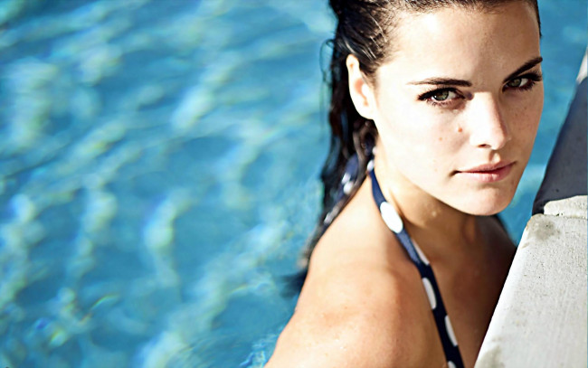 Обои картинки фото девушки, jaimie alexander, бассейн, лицо, брюнетка