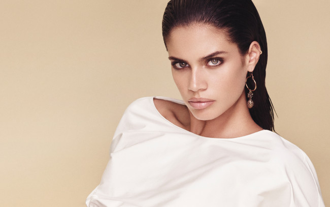 Обои картинки фото sara sampaio, девушки, sara, sampaio, портрет, лицо, девушка, модель, шатенка, поза, красавица, красотка, взгляд, макияж, стройная