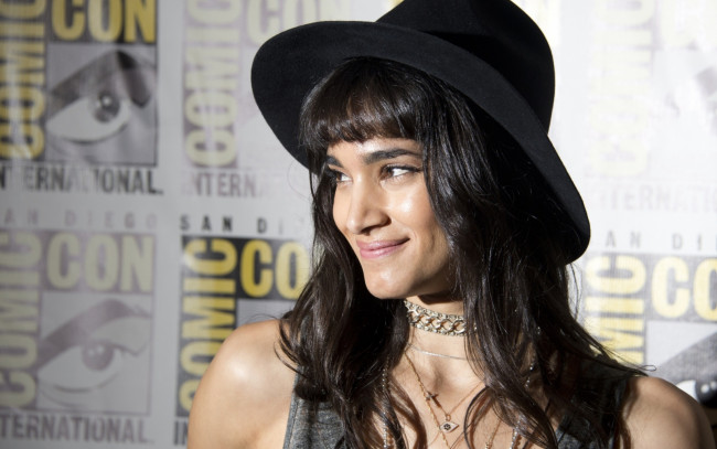 Обои картинки фото sofia boutella, девушки, sofia, boutella, шляпа, девушка, актриса, красотка, брюнетка, кино, взгляд, макияж, причёска