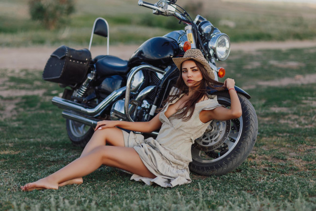 Обои картинки фото мотоциклы, мото с девушкой, девушка, мотоцикл, bike, модель, шатенка, красотка, поза, взгляд, макияж