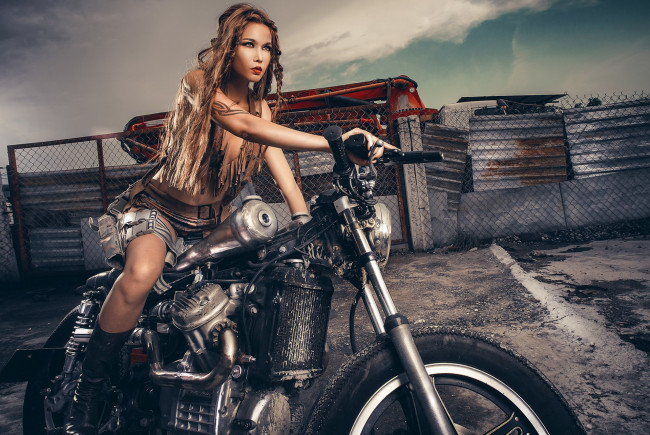 Обои картинки фото мотоциклы, мото с девушкой, девушка, мотоцикл, bike, модель, шатенка, красотка, поза, взгляд, макияж