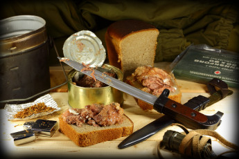 Картинка еда натюрморт хлеб тушёнка штык-нож котелок зажигалка