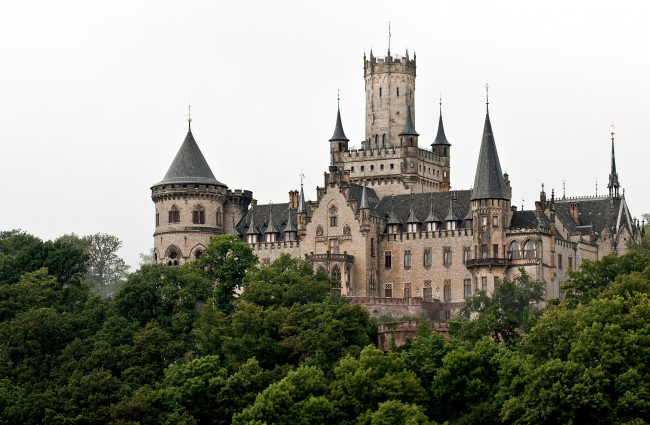 Обои картинки фото замок, мариенбург, германия, города, дворцы, замки, крепости, шпили, башни, деревья, окна, hanover, germany