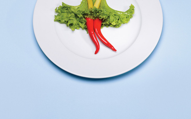 Обои картинки фото еда, овощи, тарелка, перец