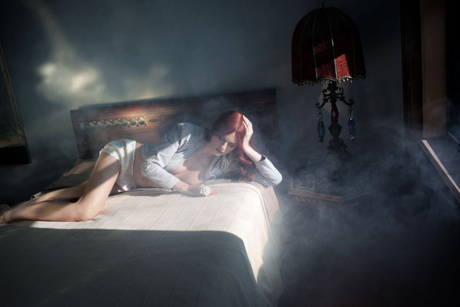 Обои картинки фото Елена Мельник, девушки, кровать, дымка