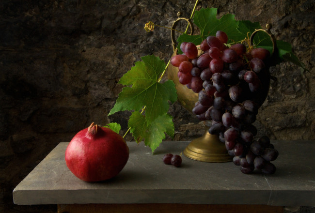 Обои картинки фото еда, фрукты, ягоды, гранат, виноград, гроздь