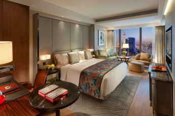 Картинка интерьер спальня pudong подушки shanghai окно диван цветы дизайн стиль город кресло кровать вид стол столики