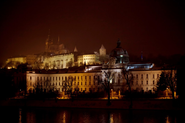 Обои картинки фото города, прага, Чехия, ночь, огни, дома, река