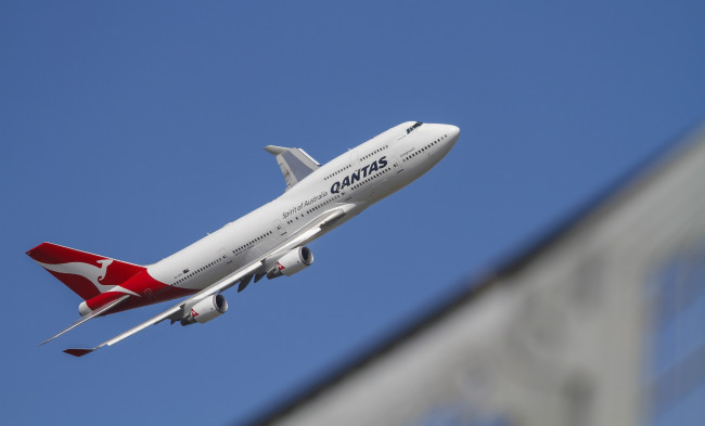 Обои картинки фото qantas 747, авиация, пассажирские самолёты, полет, авиалайнер