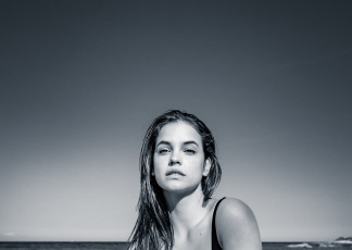 Картинка девушки barbara+palvin модель море лицо черно-белая