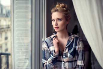 Картинка девушки eva+mikulski блондинка модель ева микульски рубашка шторы окно