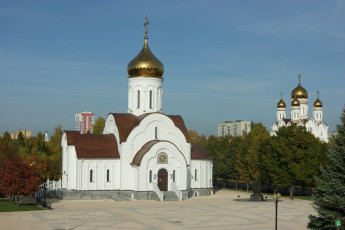 Картинка тольятти +храм+в+честь+святых+благоверных+князя+петра+и+княгини+февронии +муромских+чудотворцев города -+православные+церкви +монастыри деревья площадь небо дома храм собор