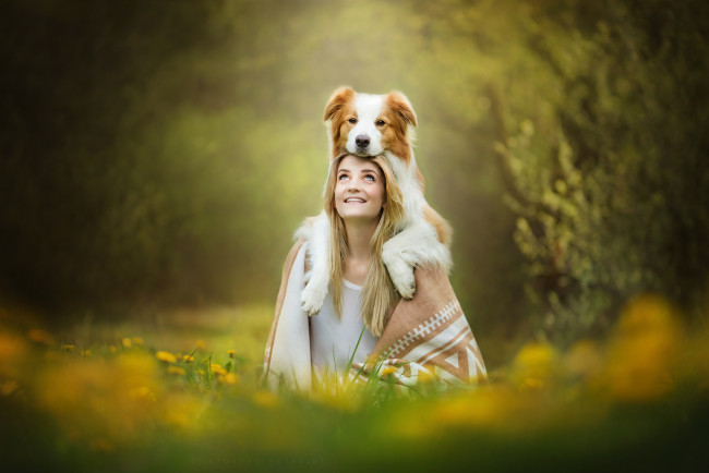 Обои картинки фото девушки, -unsort , блондинки,  светловолосые, девушка, рыжая, улыбка, собака