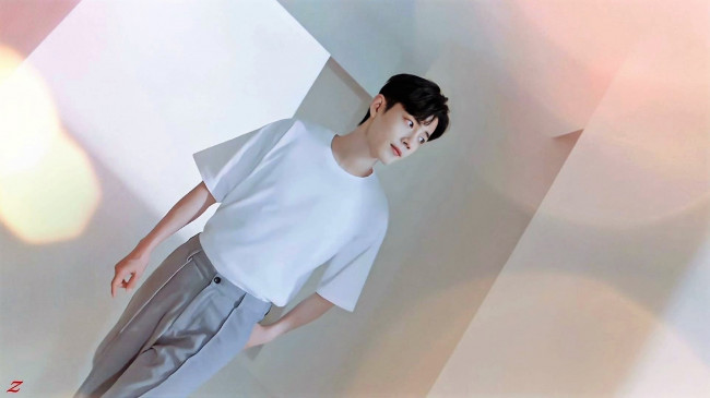Обои картинки фото мужчины, xiao zhan, актер, футболка, брюки