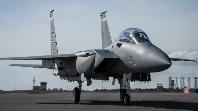 Обои картинки фото авиация, боевые самолёты, mcdonnell, douglas, f15, eagle, всепогодный, истребитель, аэродром, боевая