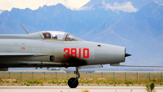 Обои картинки фото авиация, боевые самолёты, самолет, нос, истребитель, аэродром